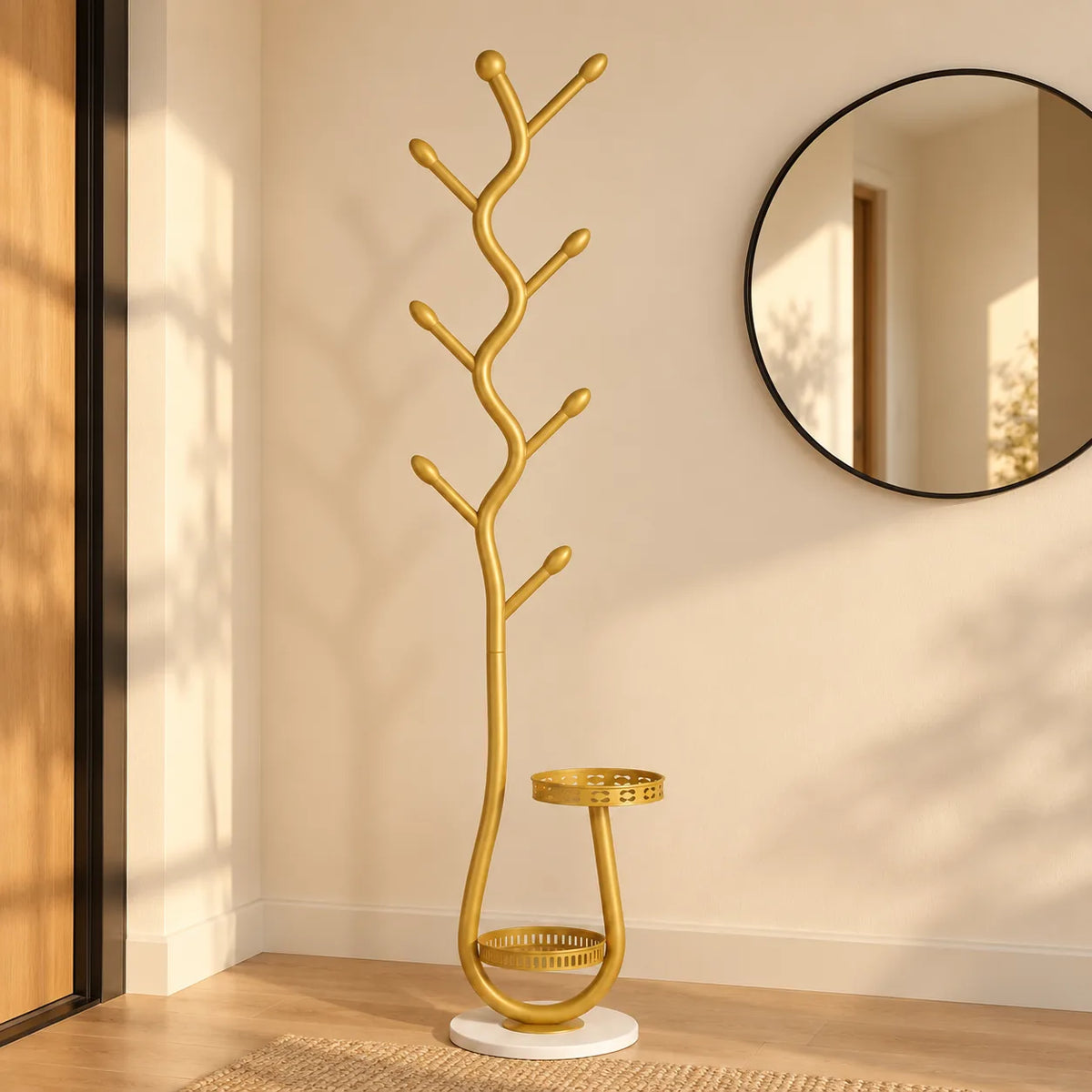 Porte manteau sur pied doré près d un miroir rond noir dans une entrée lumineuse