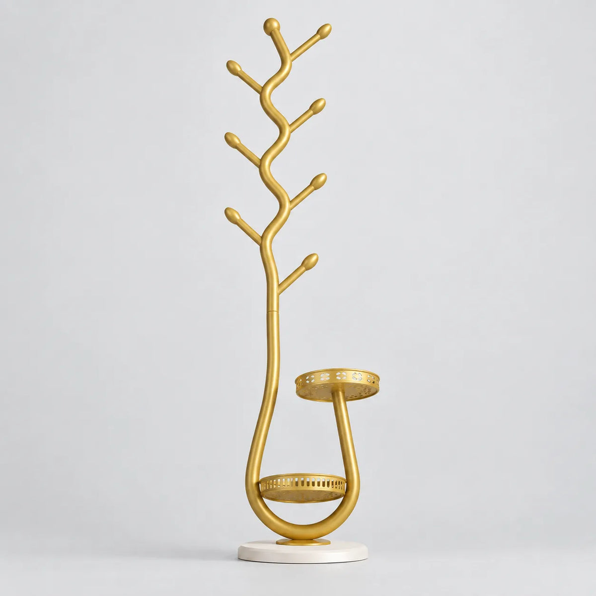 Porte manteau sur pied doré vu en contre-plongée, fond studio gris clair