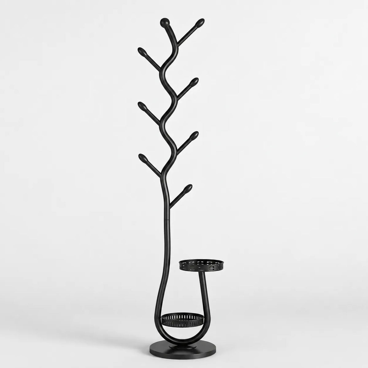 Porte manteau sur pied noir forme branche avec rangement bas, fond studio gris clair