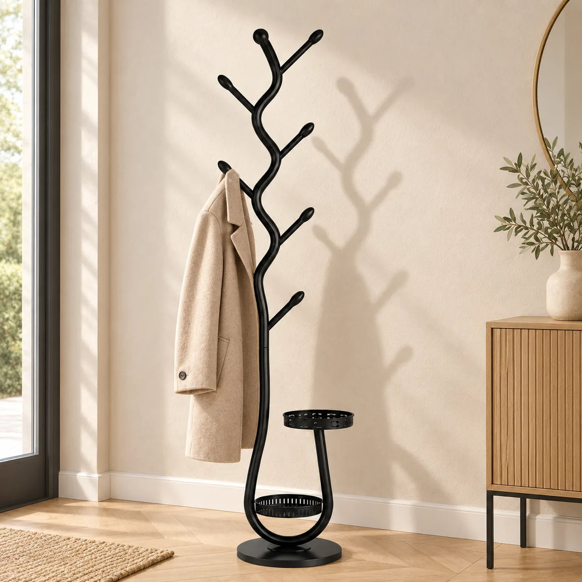 Porte manteau noir sur pied dans une entree contemporaine, manteau en laine beige suspendu