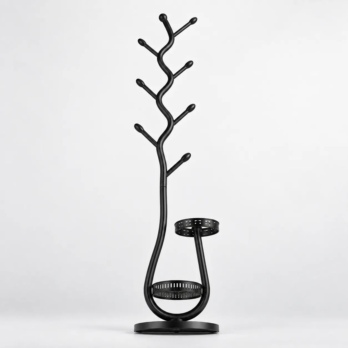 Porte manteau sur pied noir vu en contre-plongee, fond studio gris clair