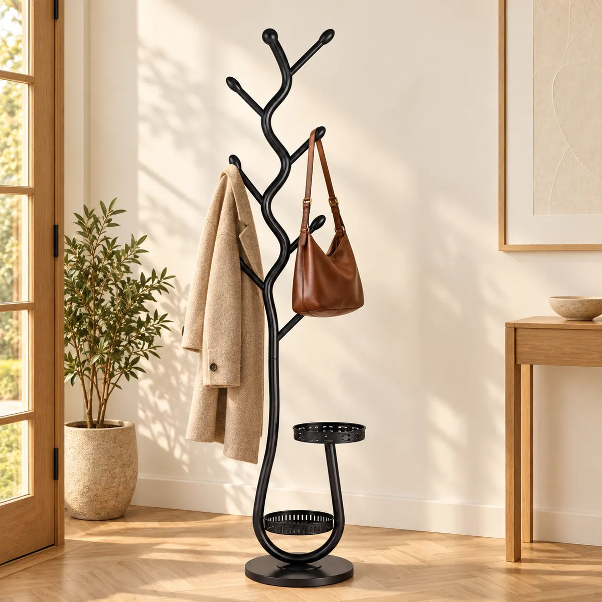 Porte manteau sur pied noir dans une entree claire avec manteau et sac en cuir